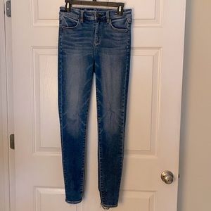 American Eagle 360* Next Level Stretch Size 8L . Excellent condition.🥰